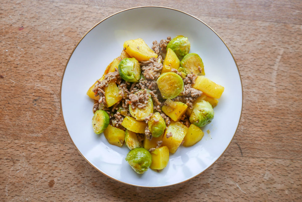 Rosenkohlpfanne mit Hackfleisch und Kartoffeln - Testschmecker