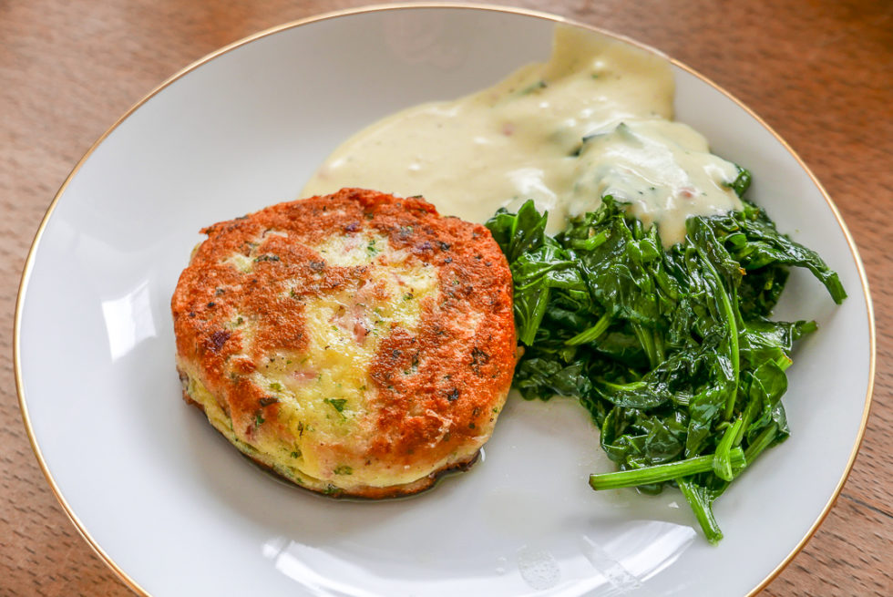 Kartoffeltaler mit frischem Spinat und einer Senf-Bechamelsauce ...