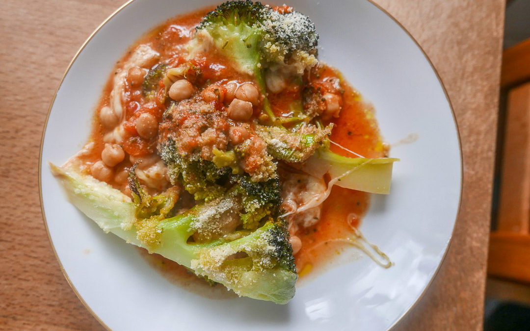 Brokkoli und Kichererbsen in Tomatensauce mit Mozzarella